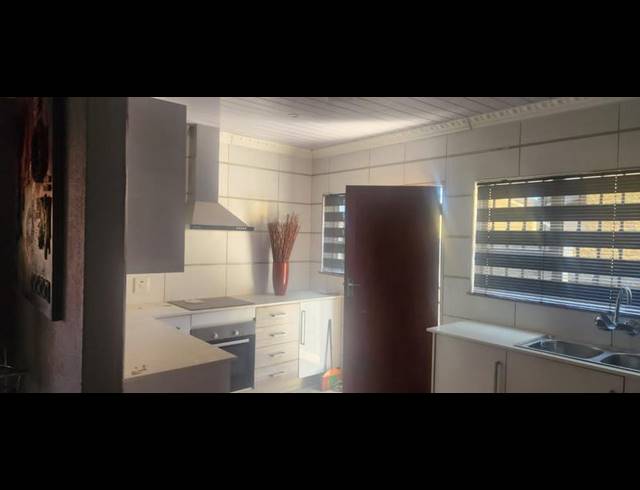 3 BEDROOM HOUSE FOR SALE IN PROTEA NORTH